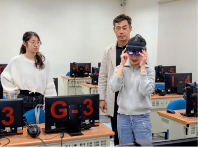學生使用Microsoft HoloLens 觀看由AI分割的3D器官